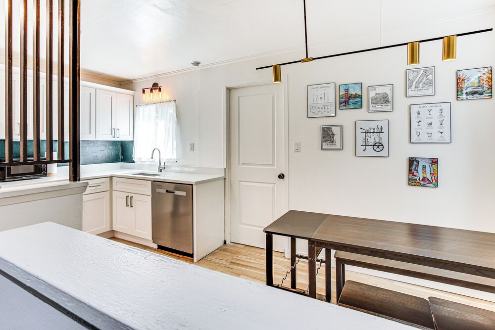 3 Mi to Emerald Downs: Pet-friendly Home