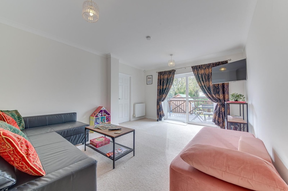 3BR Detached Bungalow w/Parking