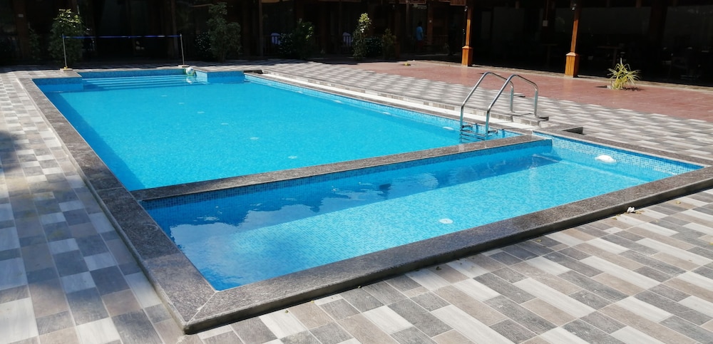 Holiday N Holiday Beach Resort view 4