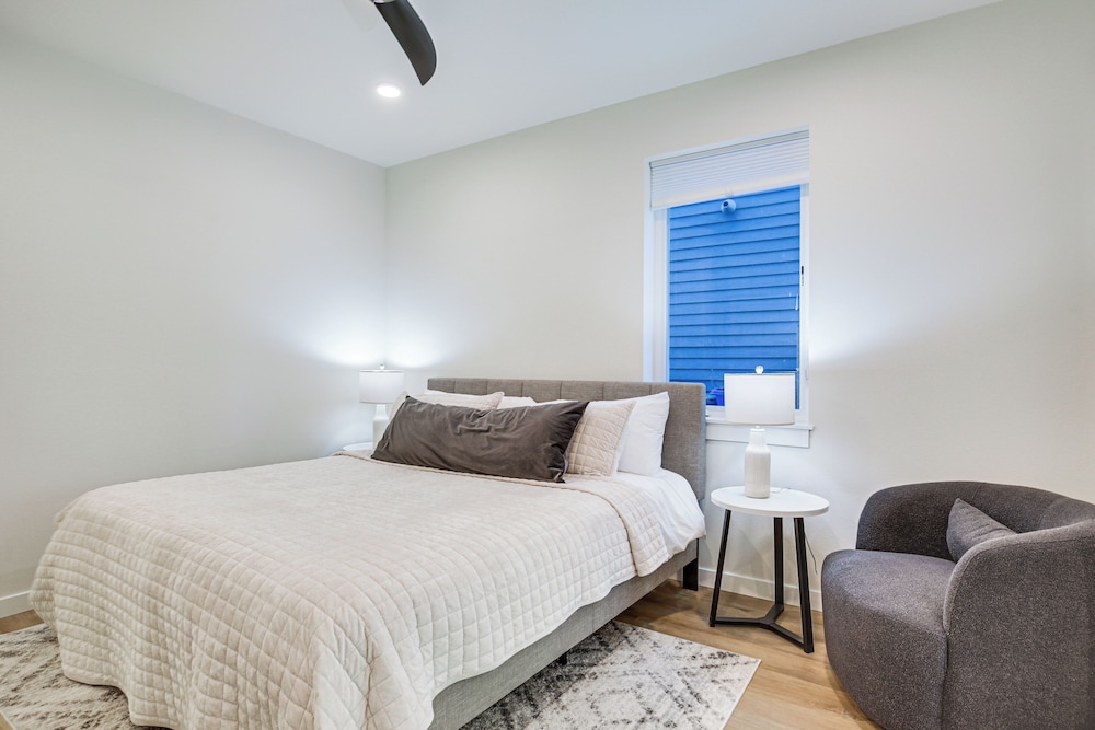 Walk to Beaches: Modern Townhome in Lincoln City!