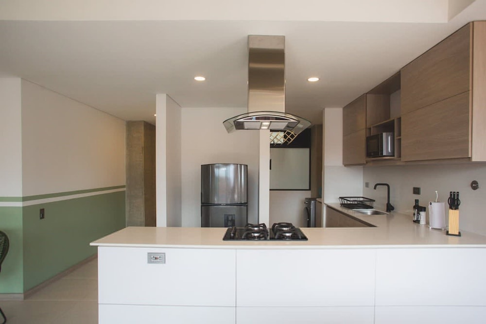 Cool 3 BR W Balcony in Laureles Medell n