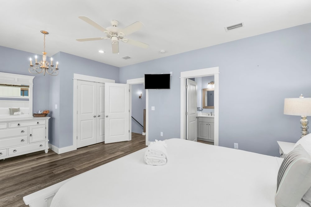 Pet Friendly Beach House - Beach Hop