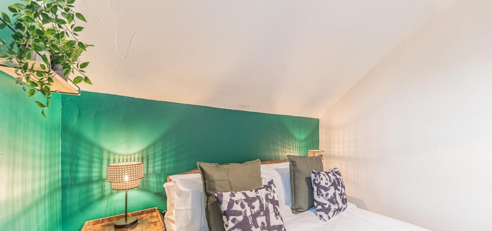 24hr Check-in Pet-friendly Apartment Fast Wifi view 2