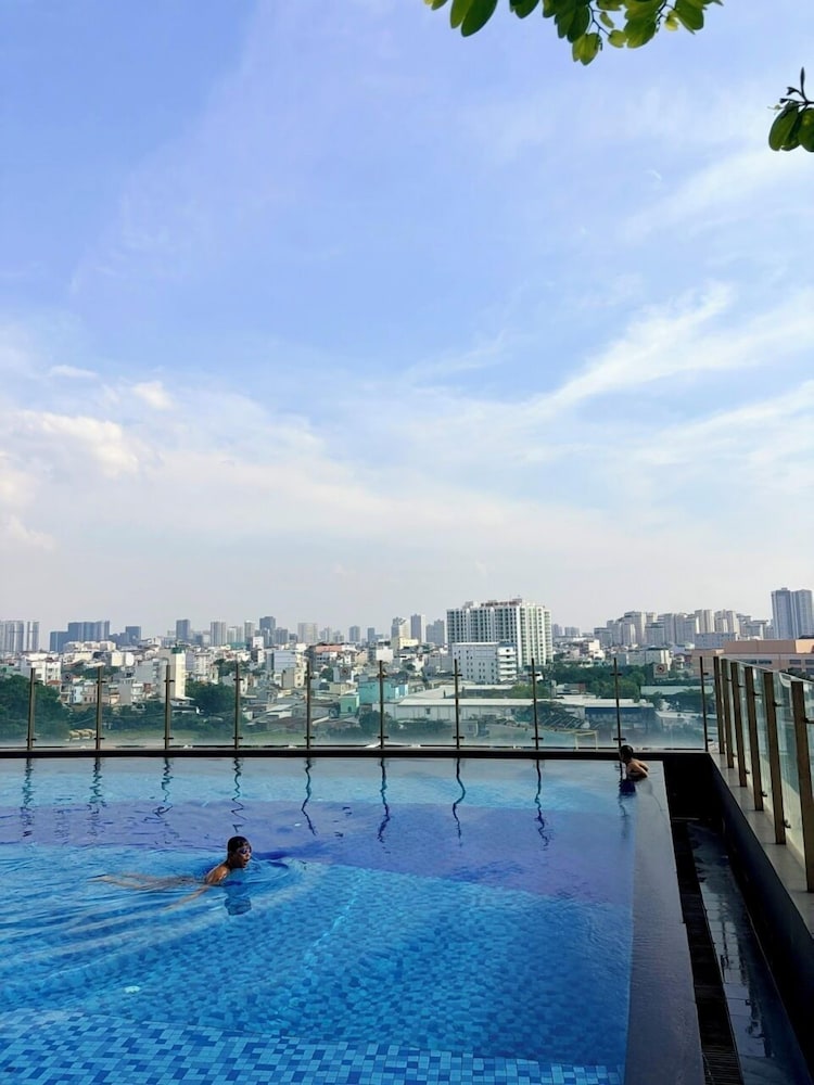 Sunrise High Floor Pool Ben Thanh Gym