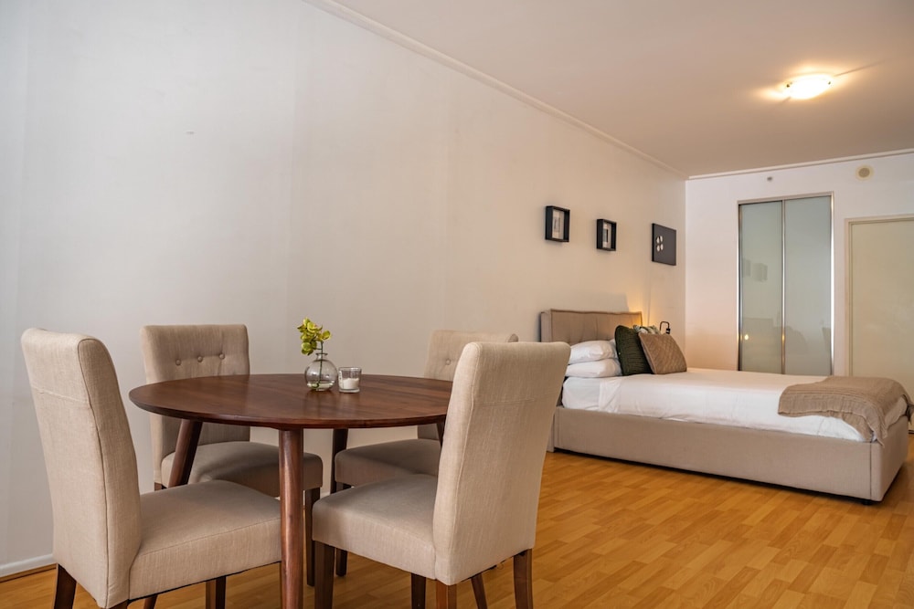 Stylish Studio With Pool & Gym in Heart of Sydney