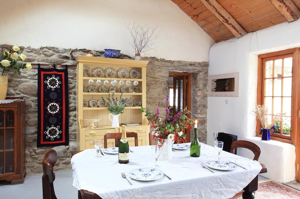 Traditional Style Thatched Cottage With Modern Amenities