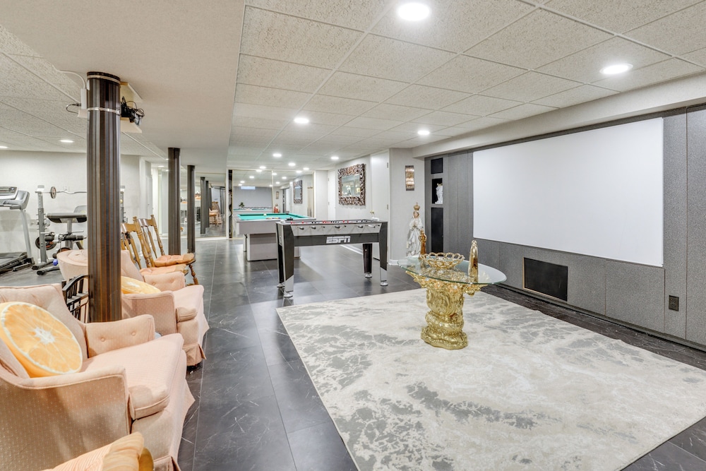 Indoor & Outdoor Entertainment! Luxe Michigan Home