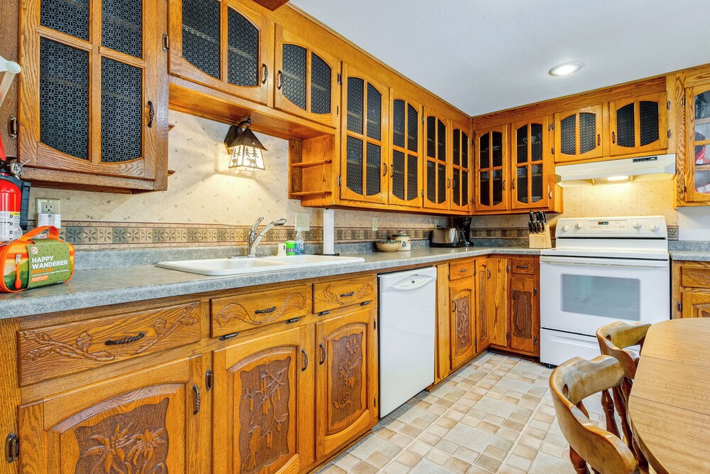 Lakefront Cabin w/ Shared Beach in Cecil!