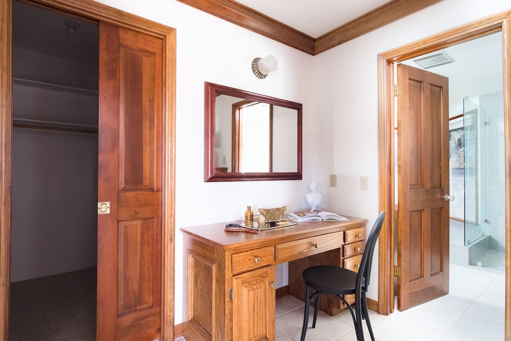 Cathedral by Avantstay Charming Secluded Estate w Sauna Pool Table Views of the Rolling Hills