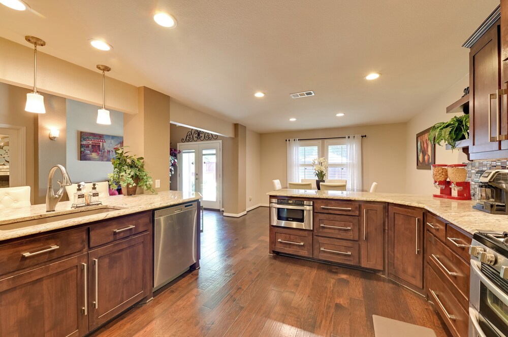 7 Mi to Lewisville Lake: Spacious Denton Home