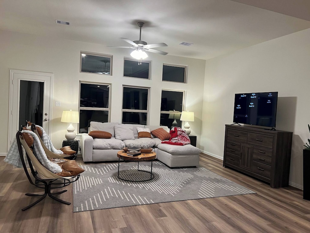 Balmoral Lakeside 5br 4ba House