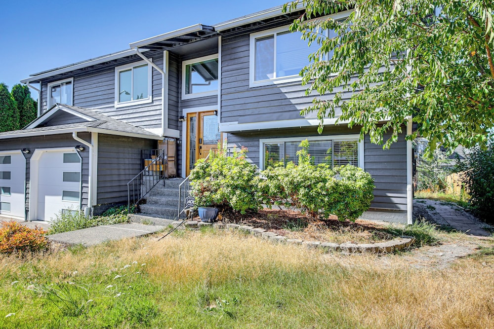 1 Mi to Puget Sound Shores: Modern Des Moines Apt!