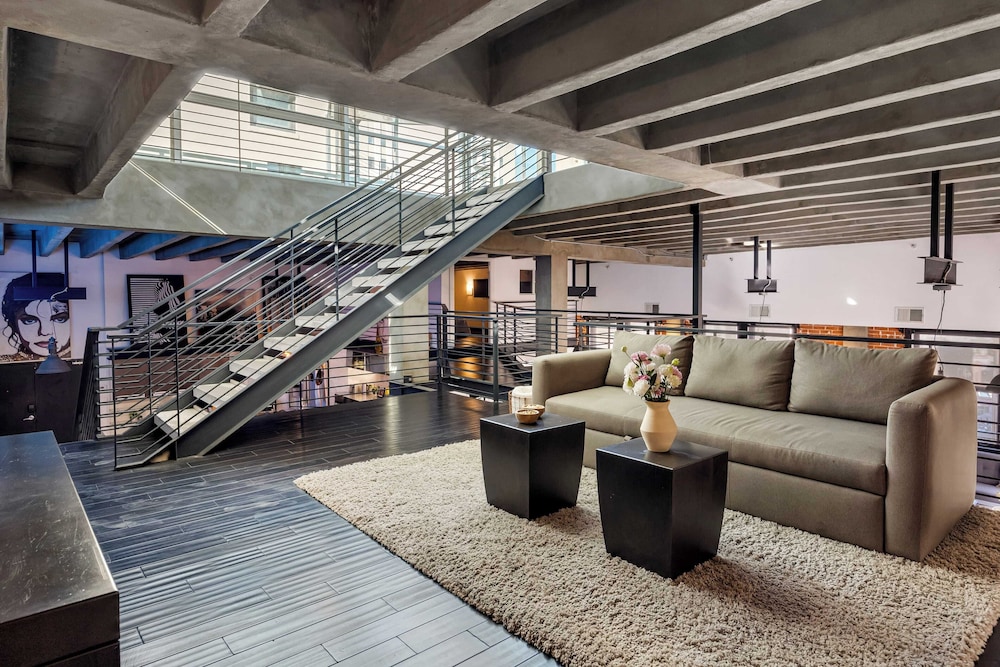 Skyline Lofts by Avantstay: a Multi-level Industrial-chic Retreat in Dtla With Rooftop Views, Soaring Ceilings & Steps to Dining, Music & Culture