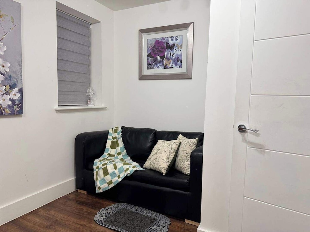 Contemporary 2 bed House With Parking