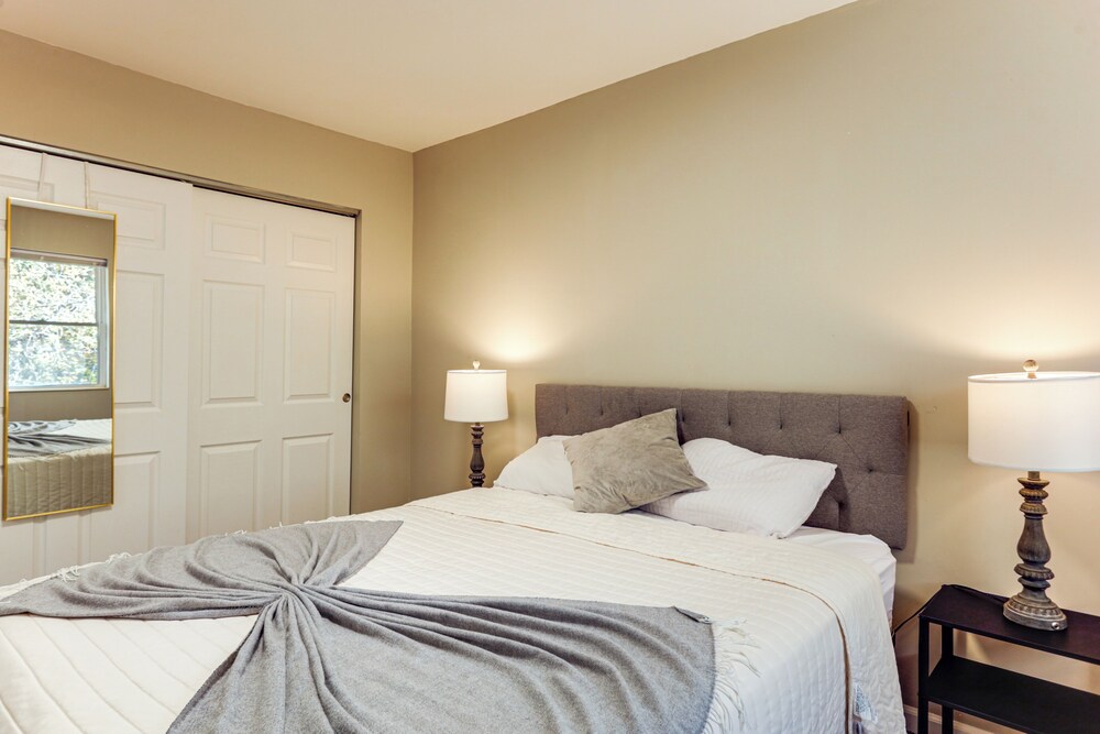 6 Mi to Downtown Cincy: Group-friendly Townhome!