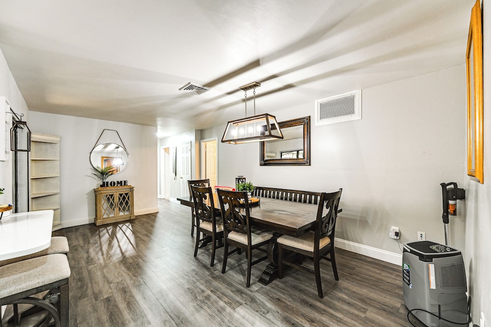 1 Mi to Dtwn Bonita Springs: Home w/ Lush Yard!