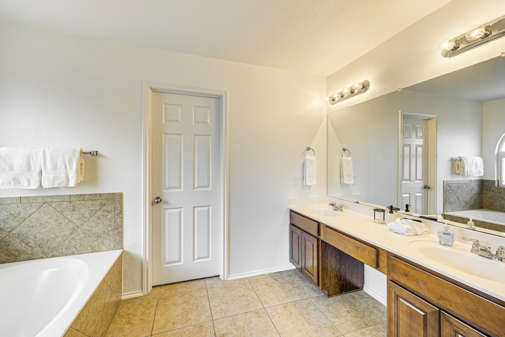 5 Mi to Randolph Afb: Spacious Cibolo Haven!