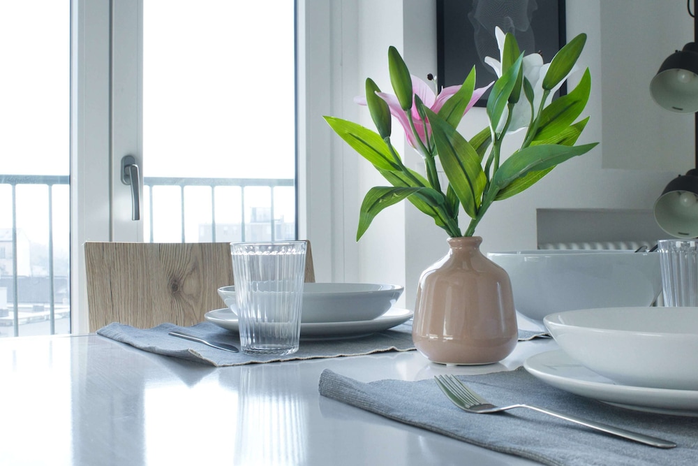 Bright flat near Lambretta Park