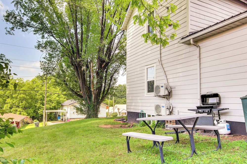 4 Mi to Nolichucky River: Apt w/ Shared Yard!