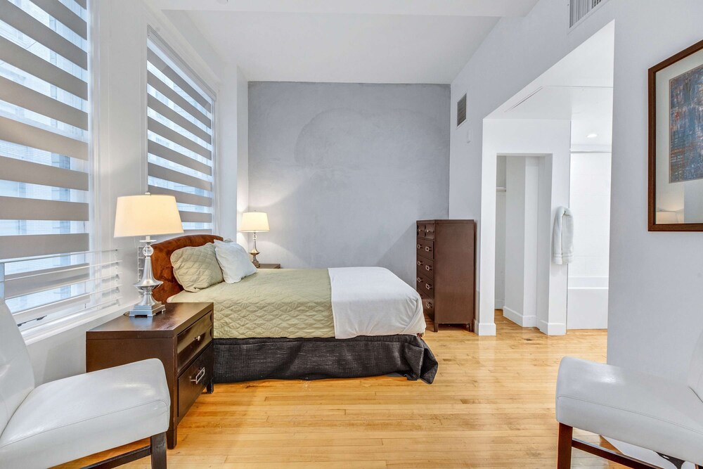 Stylish 2br/2ba At HWH by Oneluxstay