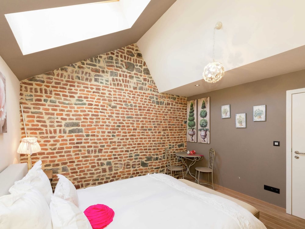 Magnificent Character Cottage with Spa Tub near Marche-en-Famenne view 4