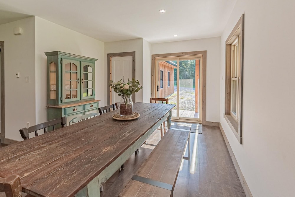 The Corzo - Modern Farmhouse With hot tub