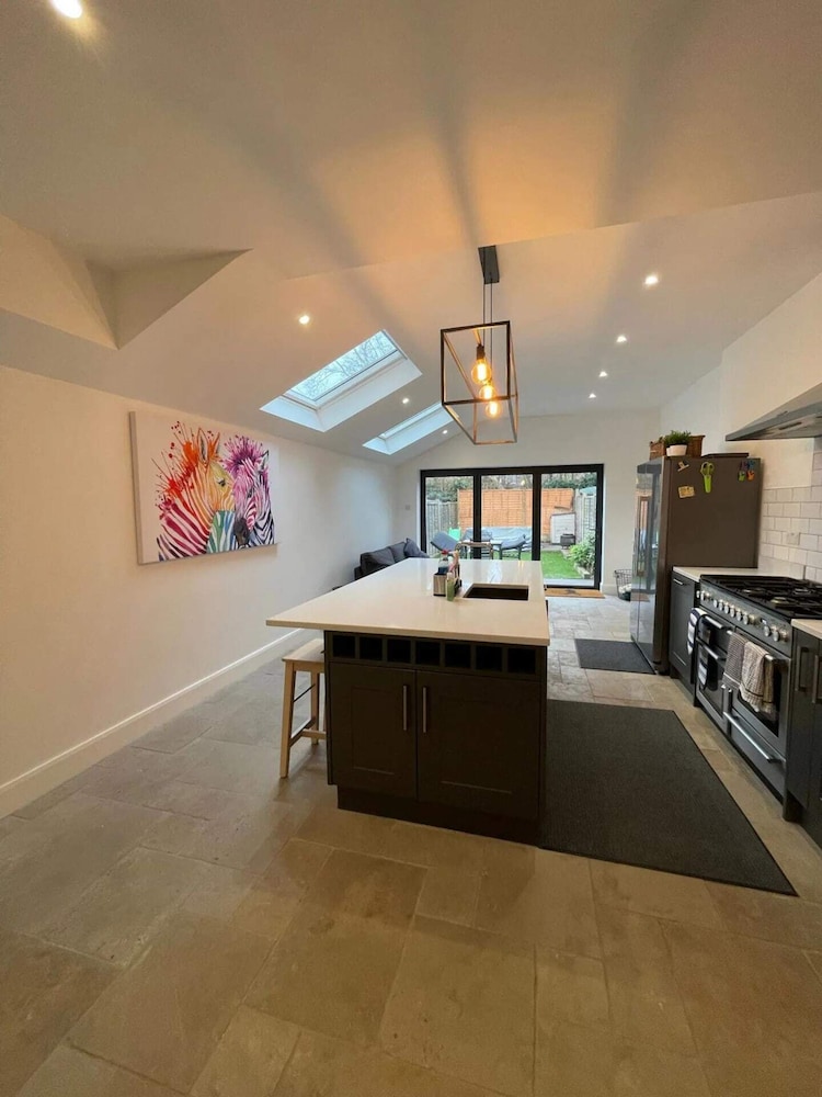 Stunning 3 Bed House view 2