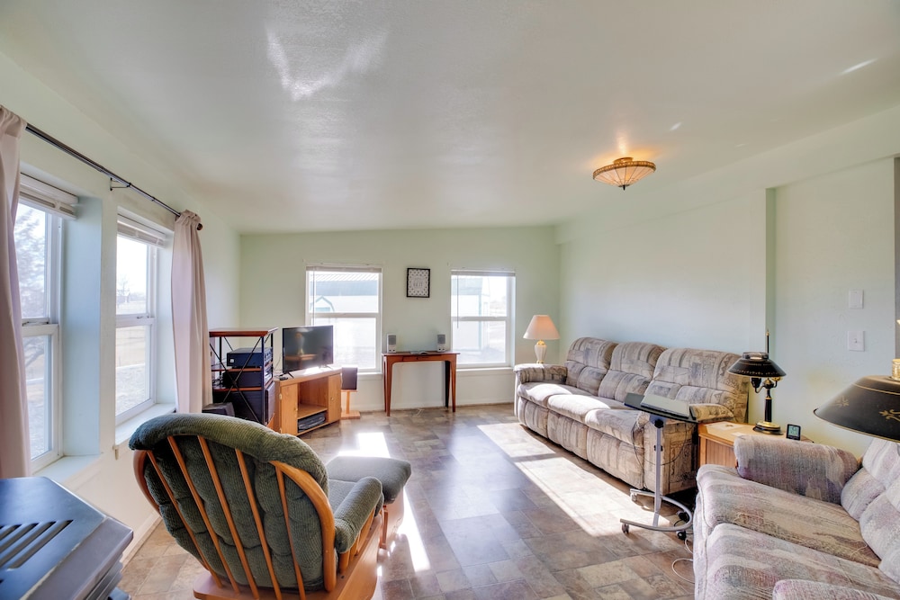 Hot Tub & Screened Patio: Getaway in Montrose!