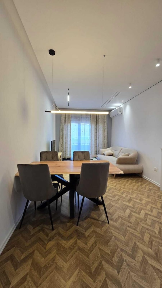 Tirent Apartment-Modern 1-Bedroom Stay Near Liqeni i Thatë