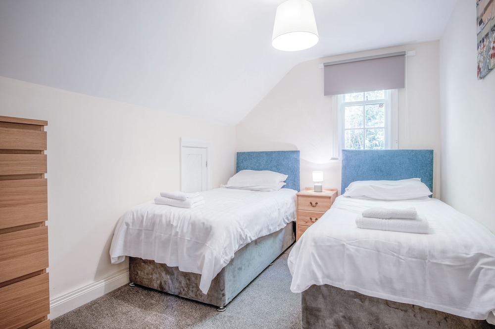 The Gatehouse - 2 Bedroom Apartment - Pendine view 4