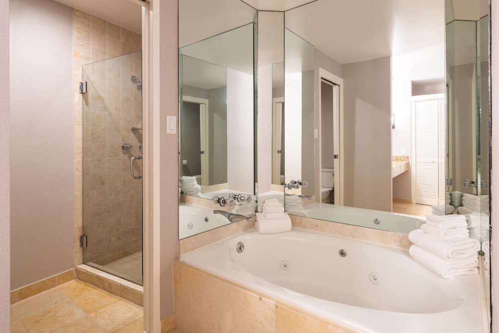 Maison Privee - High-Floor Trendy Apt w/ Marina, Palm & Ocean Vws