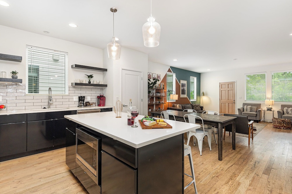 Citrine-private Patio & Balcony-near Germantown