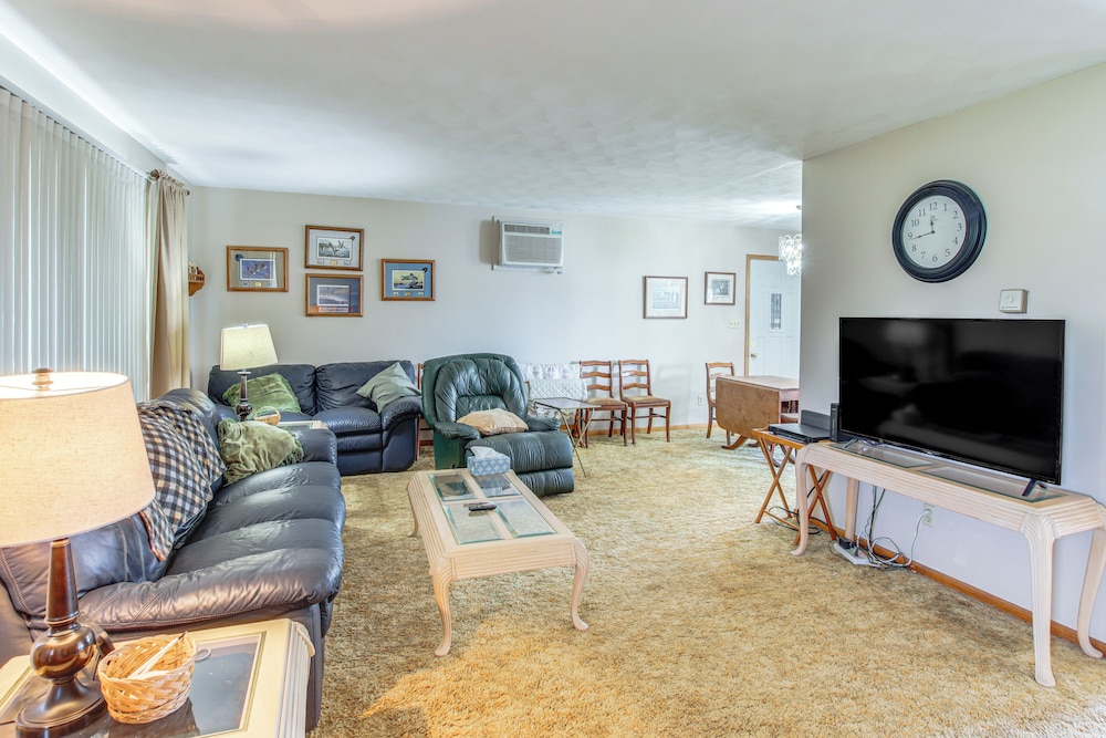 Riverfront Gem w/ Kayaks & Yard in Montrose!