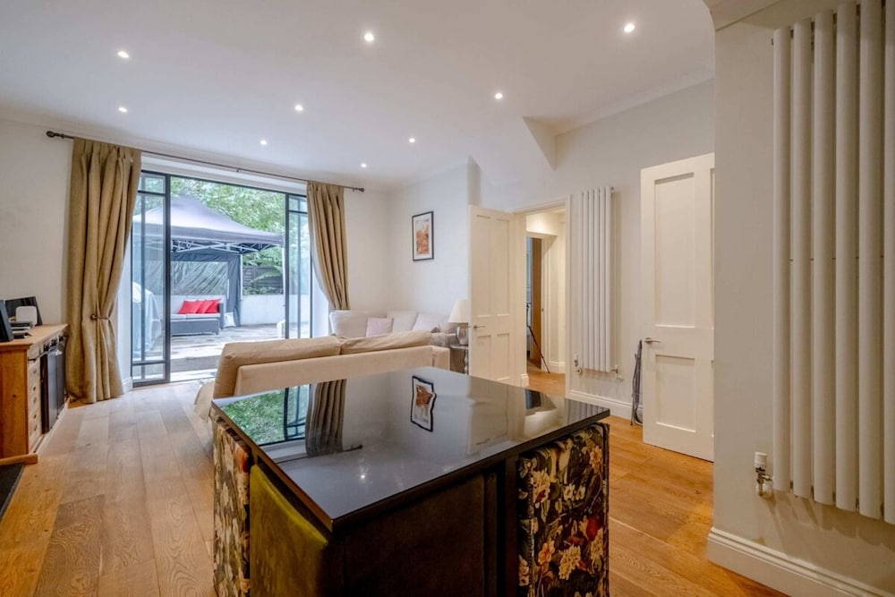Gorgeous 2BD Flat With Patio - South Kensington!