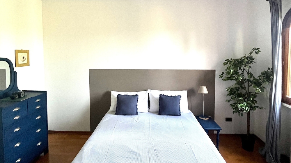 Tuscan Villa 5mins From Beach, Sleeps 8, ev Point view 2
