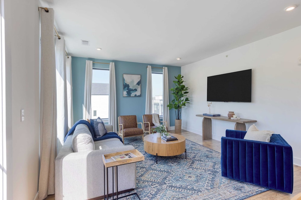 13 Modern Condos Near Downtown Nashville 26 Total Bedrooms, Sleeps 90 The Heights by Avantstay