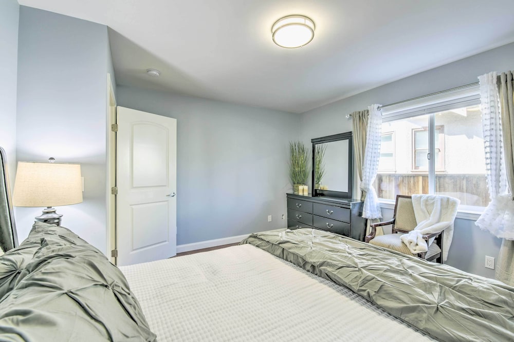 Sunny Oakland Retreat w/ Patio & Cute Garden!