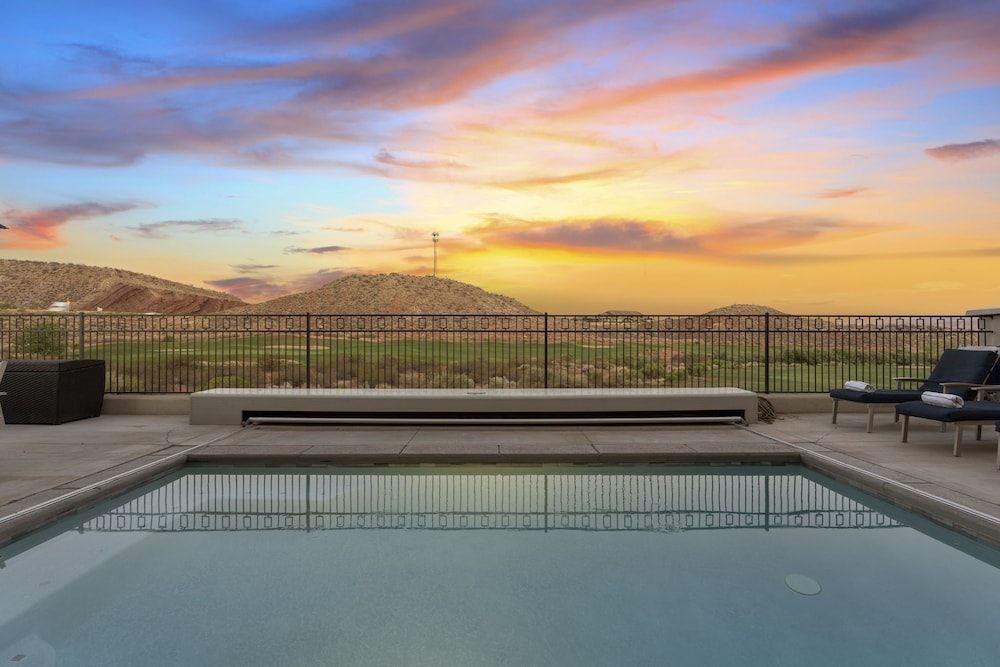 Coral Rock Vista 8 Bedroom Townhouse