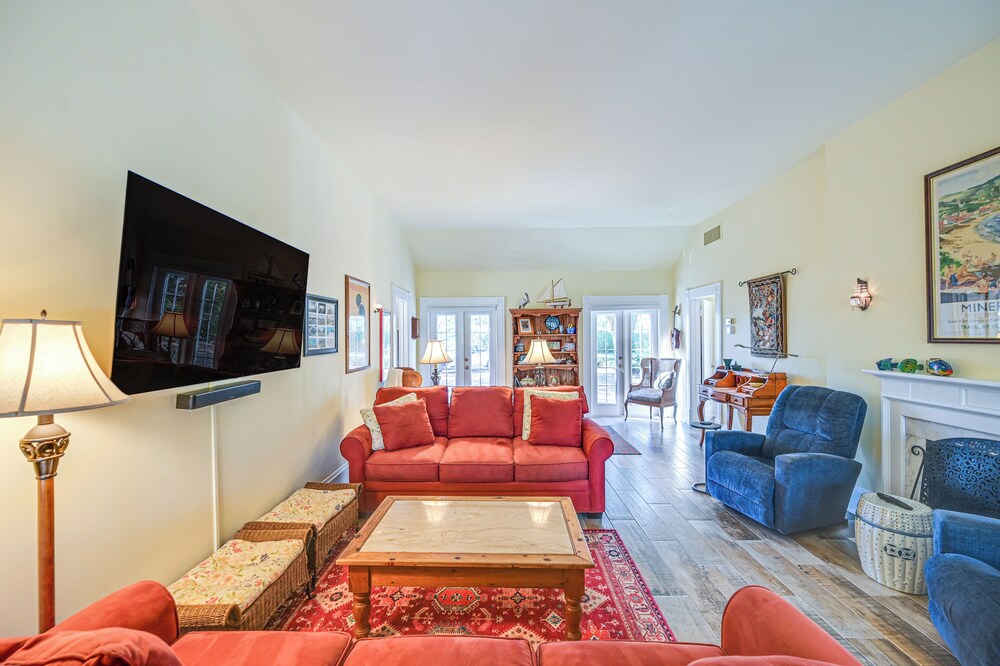 1 Block to Beach - Home w/ Pool in Old Naples!