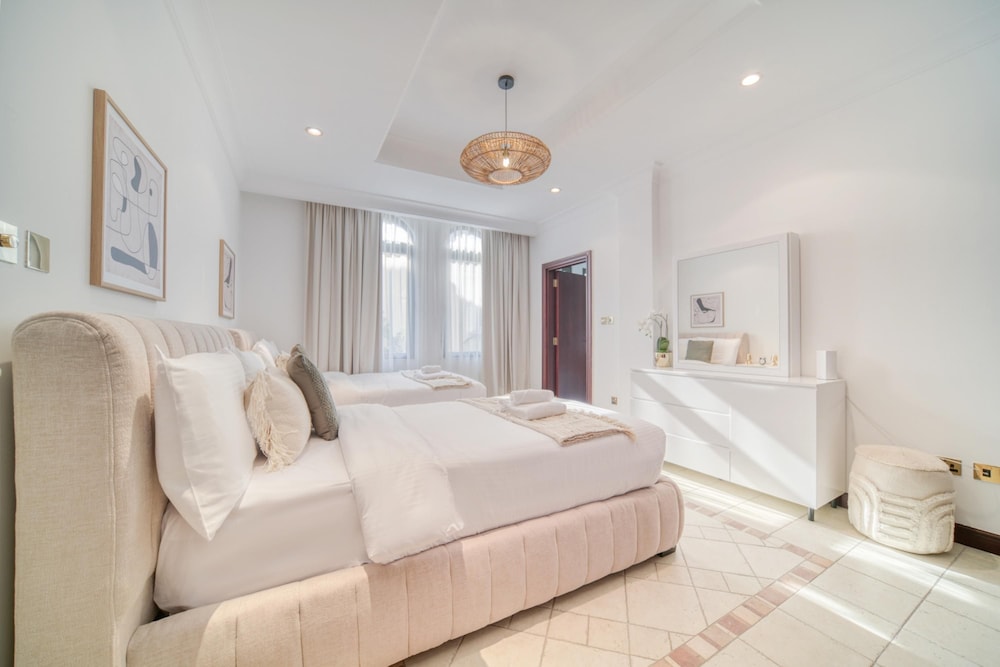 Exclusive 6BR Palm Villa w Private Pool and Beach