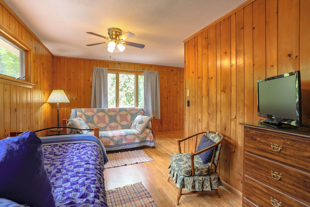 Wooded Retreat on 5 Acres: 6 Mi to Edinboro Lake!