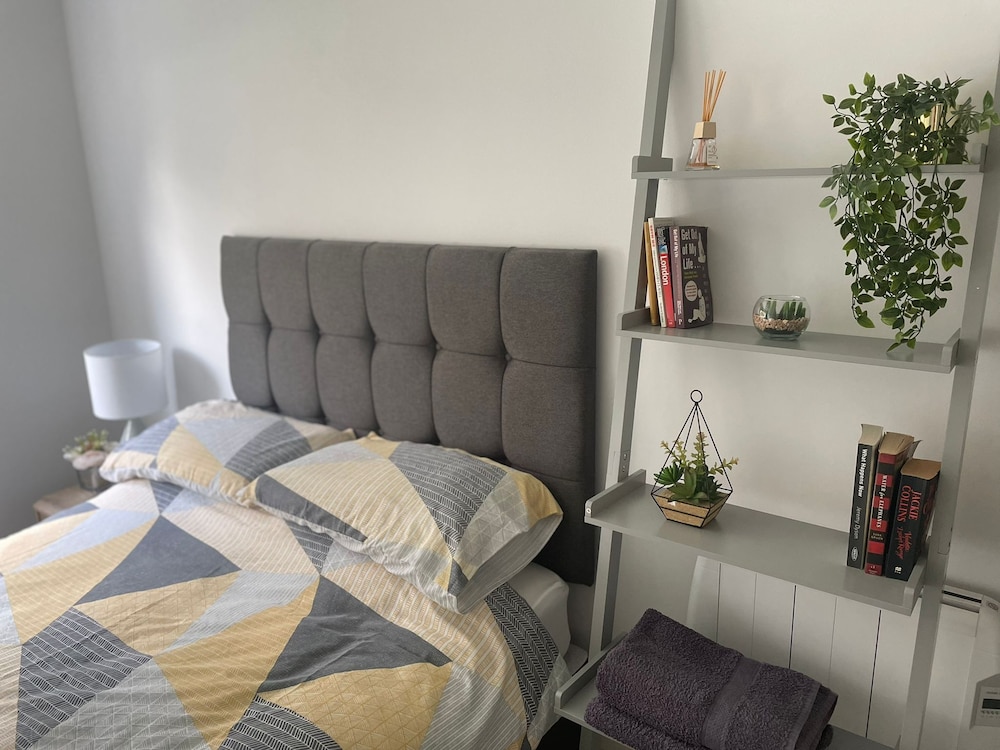 360 Serviced Accommodations - Canal Side Retreat - 2 Bedroom Apartment view 2