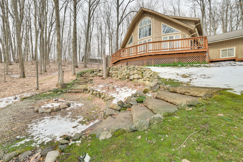 4 Mi to Lake Bellaire: Home w/ Deck & Pool Access!