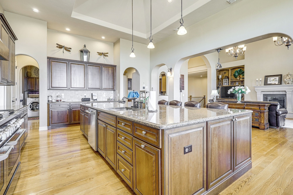 Lakefront Mansion: Game Room & Deck in New Mexico!