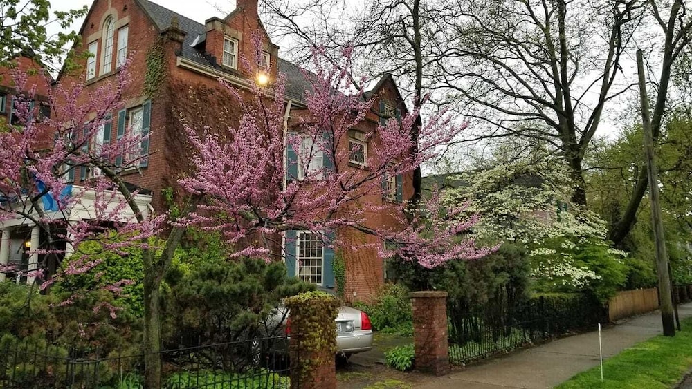 Hotel Clifford House Private Home Bed & Breakfast - Image 1