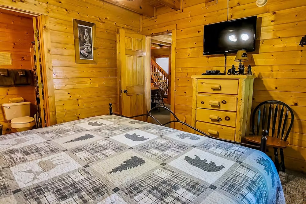 Cozy Cabin w Game Room hot tub Creek