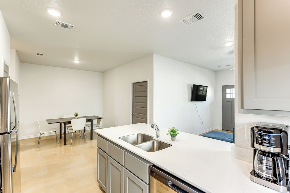 2 Mi to Downtown Temple: Newly Built Townhome!