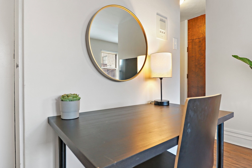 Lively 1BR - Kenwood 408