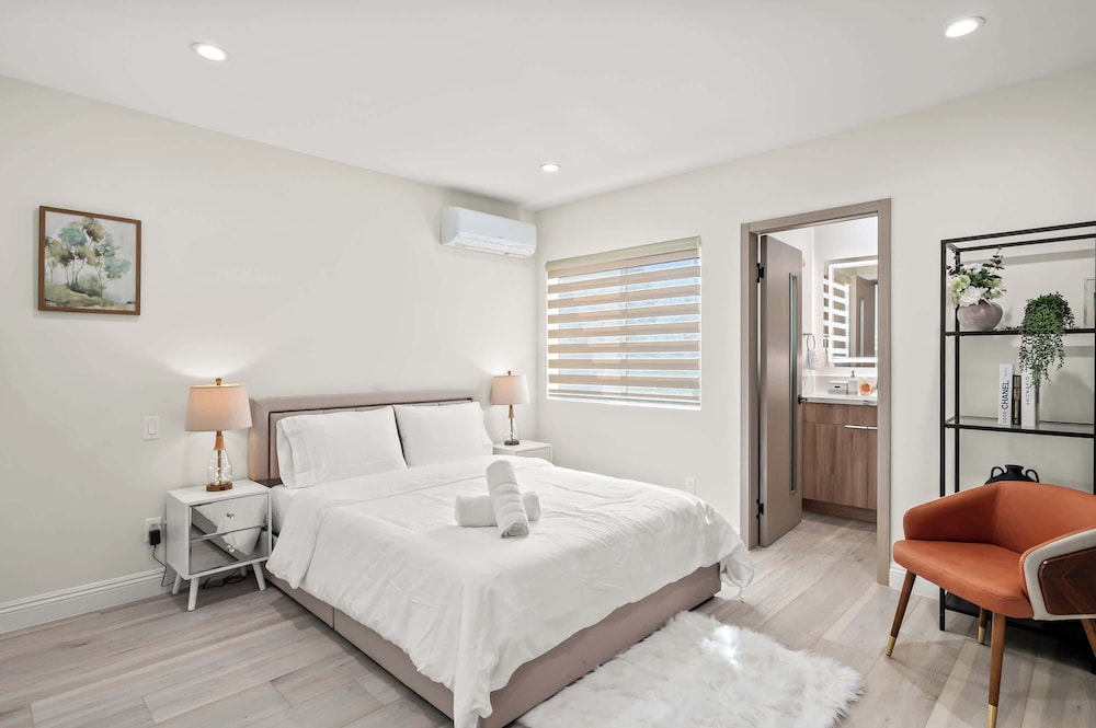 Modern New 3B Home Fully Stocked Cozy Sunlight