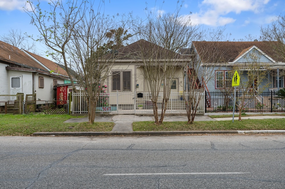 Bungalow On Ave O 1 Bedroom Home